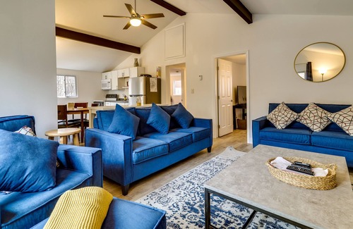 Thornhurst Cabin | Pet-Friendly Pocono Lake Home w/Fire Pit + Deck!