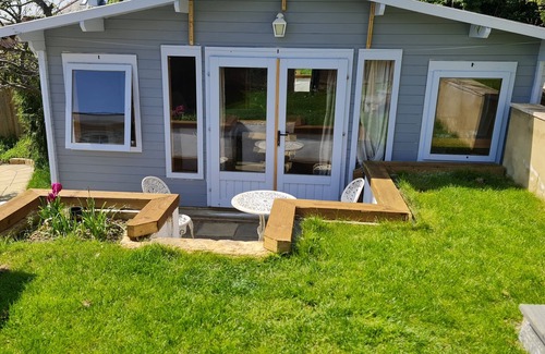 Hythe Cabin | Pet Friendly Private Cabin Town Eurotunnel Beach