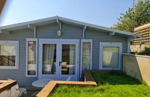 Hythe Cabin | Pet Friendly Private Cabin Town Eurotunnel Beach