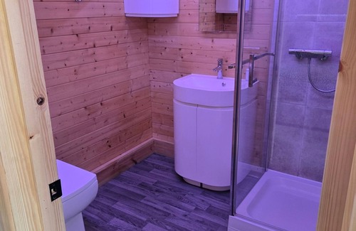 Hythe Cabin | Pet Friendly Private Cabin Town Eurotunnel Beach