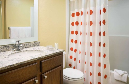 Shea Business Park Hotel | Pet-friendly Property Near OdySea Aquarium AZ! Outdoor Pool, Full Kitchen!