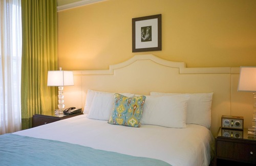 Goose Hollow Hotel | Pet-friendly Property! 2 Comfortable Units, Mini-golf Course, Pop- Up Cinema!