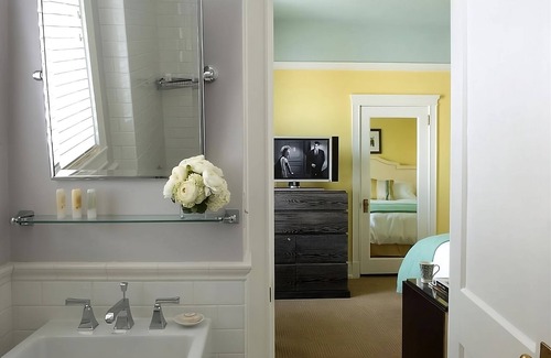 Goose Hollow Hotel | Pet-friendly Property! 2 Comfortable Units, Mini-golf Course, Pop- Up Cinema!