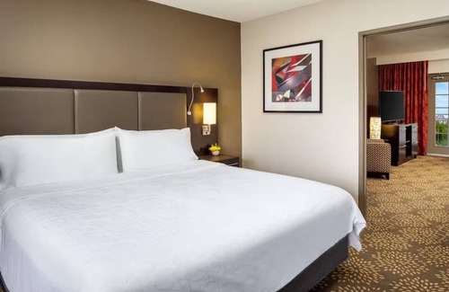 Camelback East Hotel | Pet-Friendly Retreat w/Pool & Lush Backyard Oasis - Free Airport Shuttle
