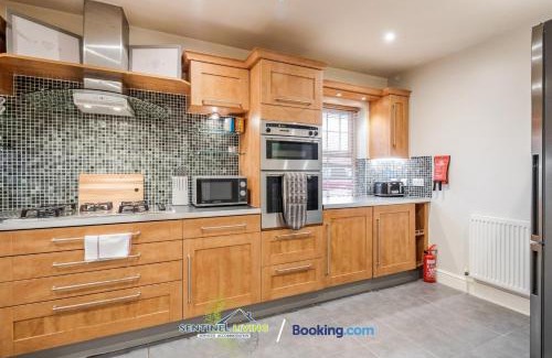 Winkfield House | Pet Friendly Spacious Townhouse By Sentinel Living Ltd With Free Parking