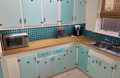 Glenelg North House | Pet Friendly Stay bring your Pooch✔️Tropical Pool ✔️Best Value Stay in Glenelg