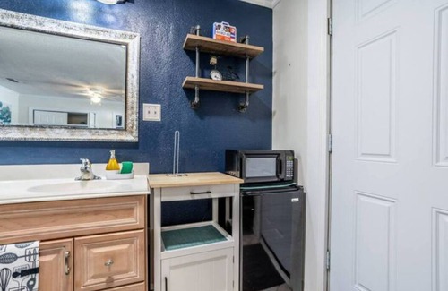 Dover Shores East House | Pet-Friendly Studio in Downtown Orlando Modern