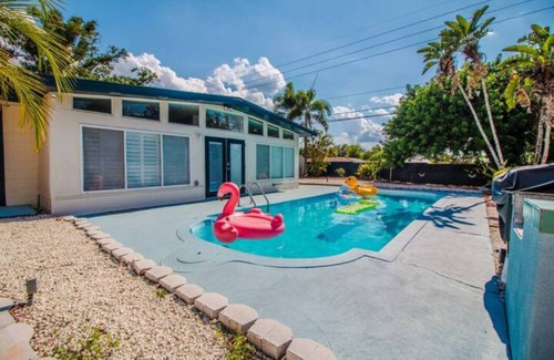 Dover Shores East House | Pet-Friendly Studio in Downtown Orlando Modern