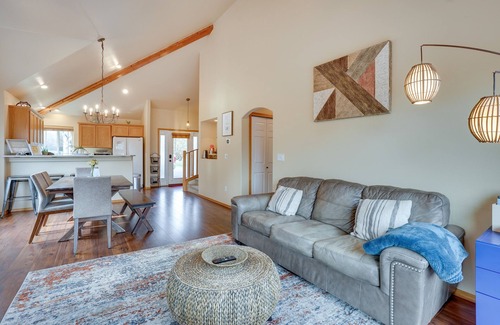 Redmond House | Pet-Friendly Townhome w/Hot Tub in Redmond!