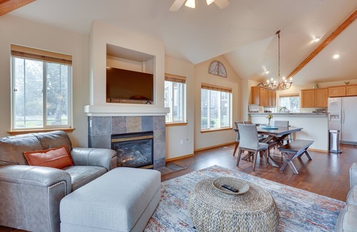 Redmond House | Pet-Friendly Townhome w/Hot Tub in Redmond!