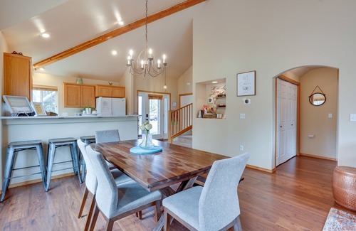 Redmond House | Pet-Friendly Townhome w/Hot Tub in Redmond!