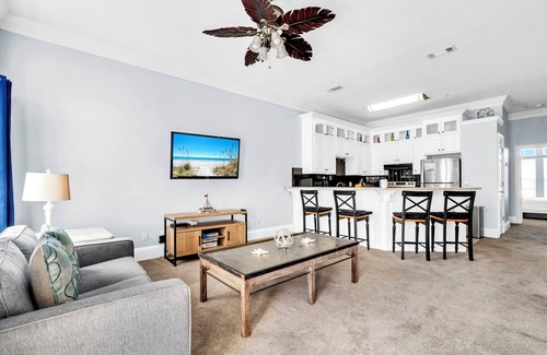 El Centro Beach House | ☀️Pet Friendly | Pool | Walk to Beach Access | Livin' La Villa Loca☀️