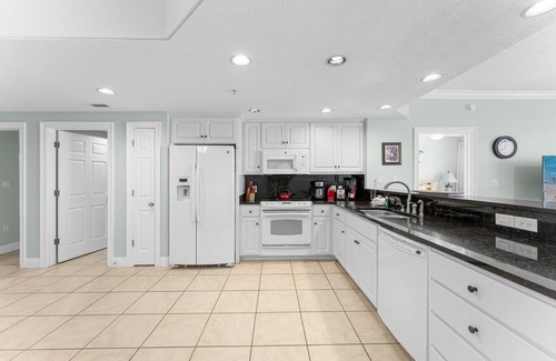 Lower Grand Lagoon Condo | 🐶Pet Friendly-GULF Front-Beachside Pool-Parking-Treasure Island 1102🌴