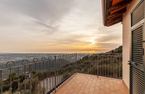 Pietrasanta Villa | Pet-Friendly Villa 'Martina' with Pool & Terrace