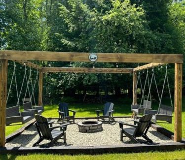 Tylersburg House | Pet Friendly Wi-fi Firepit Tv