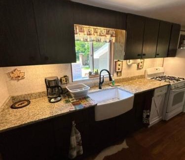 Tylersburg House | Pet Friendly Wi-fi Firepit Tv