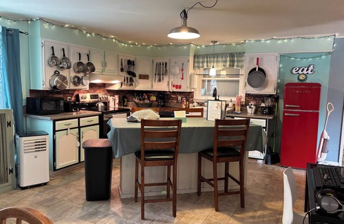 Monroe House | Pet’s stay Free! Hot tub Getaway.