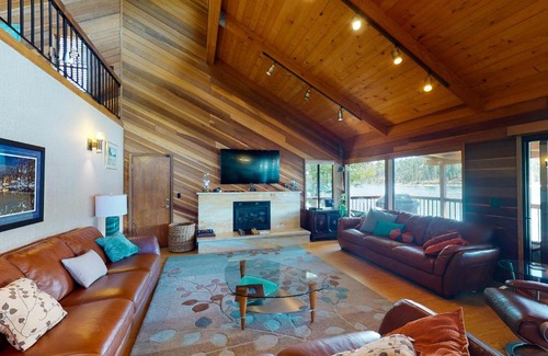 Bass Lake House | Peters Lakefront