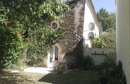 Vouvant Cottage | Petit Cerisier (1 Bedroom - sleeps 4)