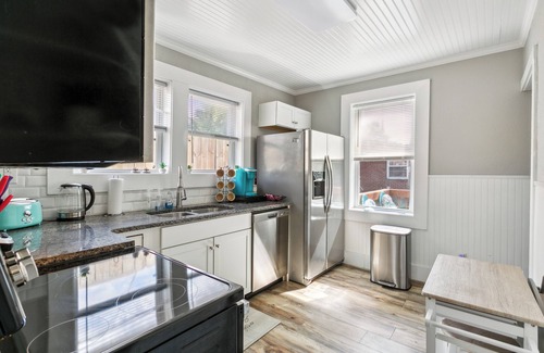 Buckroe Beach House | Petit Cozy Beach Bungalow— 5 min walk to the beach