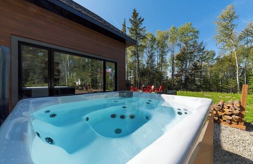 Baie-St-Paul Ski Chalet | Petite Charlevoix 1: Tranquil Retreat with Spa