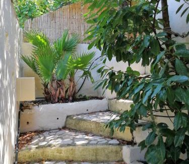 9th Arrondissement Bed & Breakfast | petite maison dans le parc national des calanques