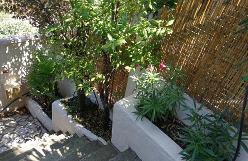 9th Arrondissement Bed & Breakfast | petite maison dans le parc national des calanques