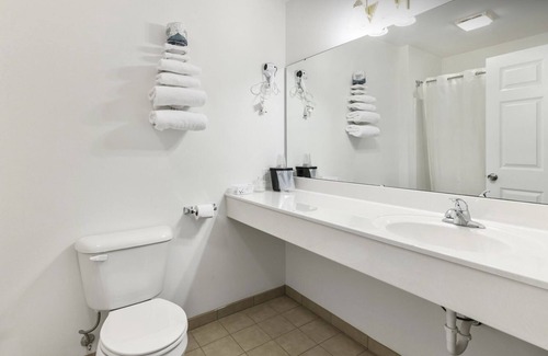 Renault Bed & Breakfast | Petite Queen Suite with Free Breakfast and Parking