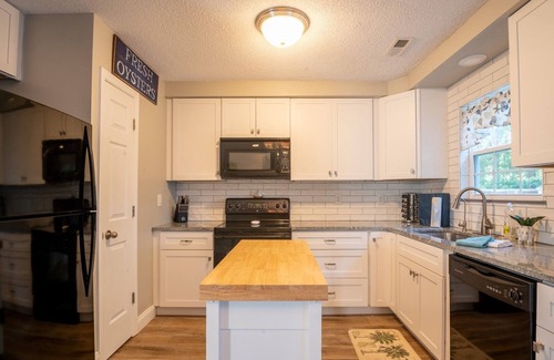 Silver Lake House | Pets Allowed 20 minutes from the beach