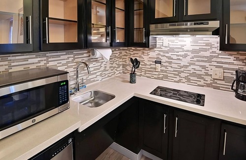 Plantation Resort | Pets are Allowed HERE! Large Suite! w/Onsite Pool, FREE Breakfast!