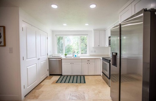 White City Apartment | PETS|Long Stays|Modern 3BD Relaxation Home
