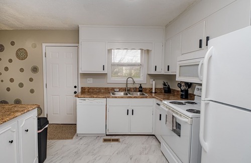 Huntsville House | Pets Stay Free! 3 Bedroom Ranch*South Huntsville* Fully Fenced Yard