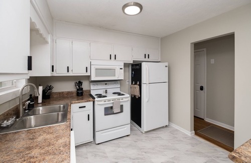 Huntsville House | Pets Stay Free! 3 Bedroom Ranch*South Huntsville* Fully Fenced Yard