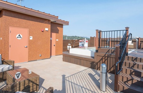 Walnut Creek Apartment | Pets Stay Free Private Terrace Elevator King Beds In-Unit W/D