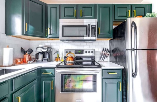 Italian Village House | Pets – Urban Jungle – Prime Location – Parking Free
