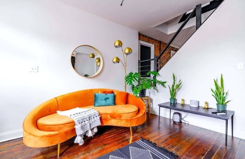 Italian Village House | Pets – Urban Jungle – Prime Location – Parking Free