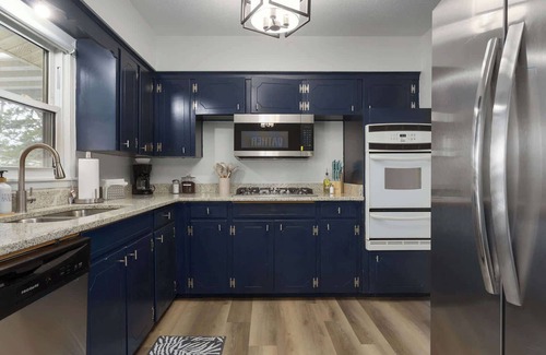 Lee's Summit House | Pets Welcome Close to DT Lees Summit, Walk to Shops|5 King Beds|Mins to Stadiums