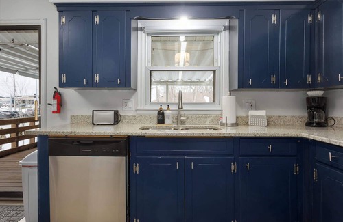 Lee's Summit House | Pets Welcome Close to DT Lees Summit, Walk to Shops|5 King Beds|Mins to Stadiums