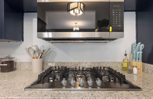 Lee's Summit House | Pets Welcome Close to DT Lees Summit, Walk to Shops|5 King Beds|Mins to Stadiums