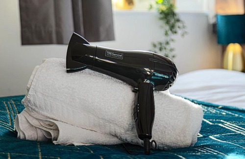 Milton Keynes House | Petworth House - Central Milton Keynes - Smart TVs, Pool Table, Garden and Free Parking by Yoko Property