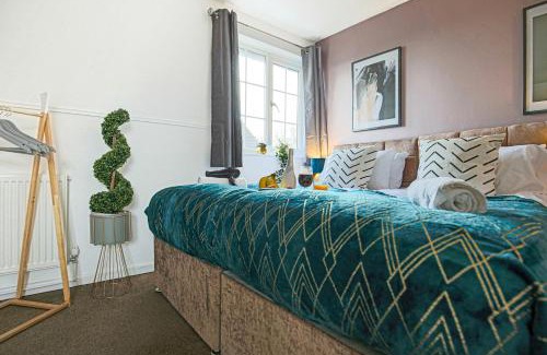 Milton Keynes House | Petworth House - Central Milton Keynes - Smart TVs, Pool Table, Garden and Free Parking by Yoko Property
