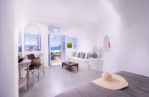 Oia Hotel | Pezoules of Oia