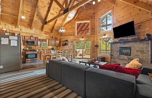 Zoe Cabin | Phenomenal View! Hot Tub, Pool Table, Bar, Internet, Second Den, Satellite TV