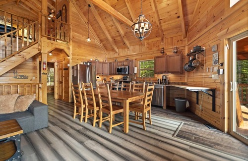 Zoe Cabin | Phenomenal View! Hot Tub, Pool Table, Bar, Internet, Second Den, Satellite TV