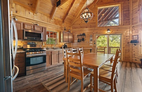 Zoe Cabin | Phenomenal View! Hot Tub, Pool Table, Bar, Internet, Second Den, Satellite TV