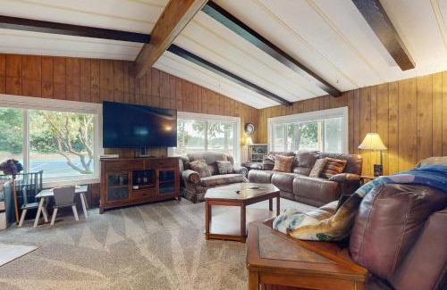 Shelton House | Phillips Lake Escape