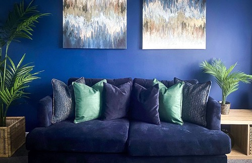 Luton House | Phoenix House - Lovely and Cosy 2-bedroom house with free parking