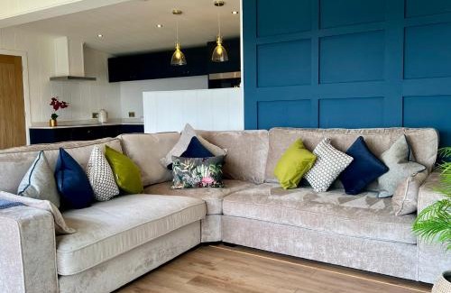 Hawton House | Phoenix Lodge - Luxury 2 ensuite bedrooms, lakeside views
