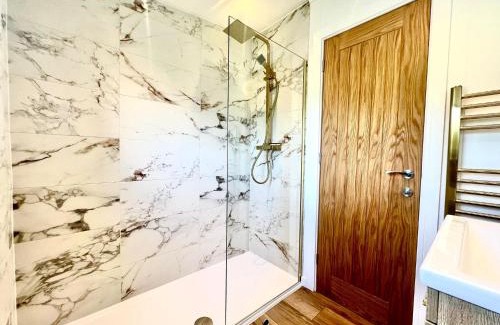 Hawton House | Phoenix Lodge - Luxury 2 ensuite bedrooms, lakeside views