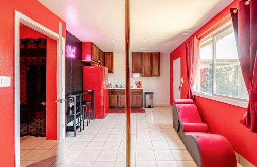 Maryvale Apartment | Phoenix Red Room for Couples